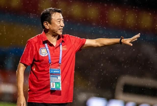 九游官网-中甲辽宁队主帅染红后掌掴裁判 退场时晕倒在地